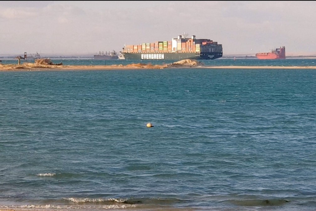 O Ever Given, um dos maiores navios de contêiner do mundo, flutua em baía do Canal de Suez após ser desencalhado e deixar de obstruir a passagem pela hidrovia — Foto: Hayam Adel/Reuters