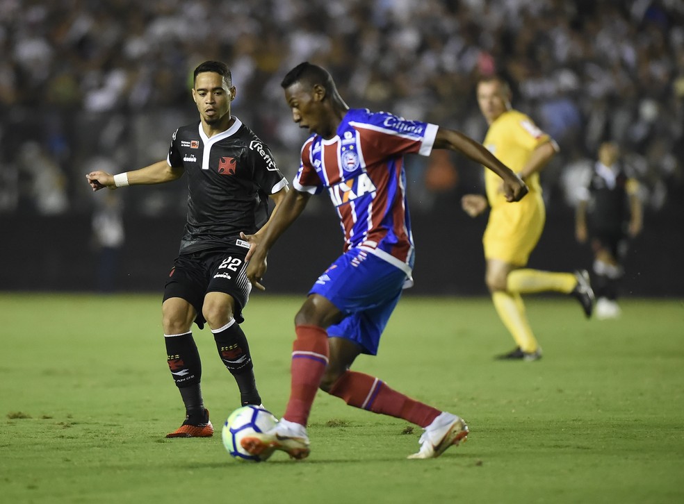 Com um jogador a menos, Bahia não resiste ao Vasco e acaba derrotado — Foto: André Durão / GloboEsporte.com 