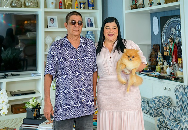 Zeca Pagodinho e a mulher, Mônica, com a cachorrinha da família da raça Lulu Pomerânia (Foto: Fábio Cordeiro/ Ed. Globo)