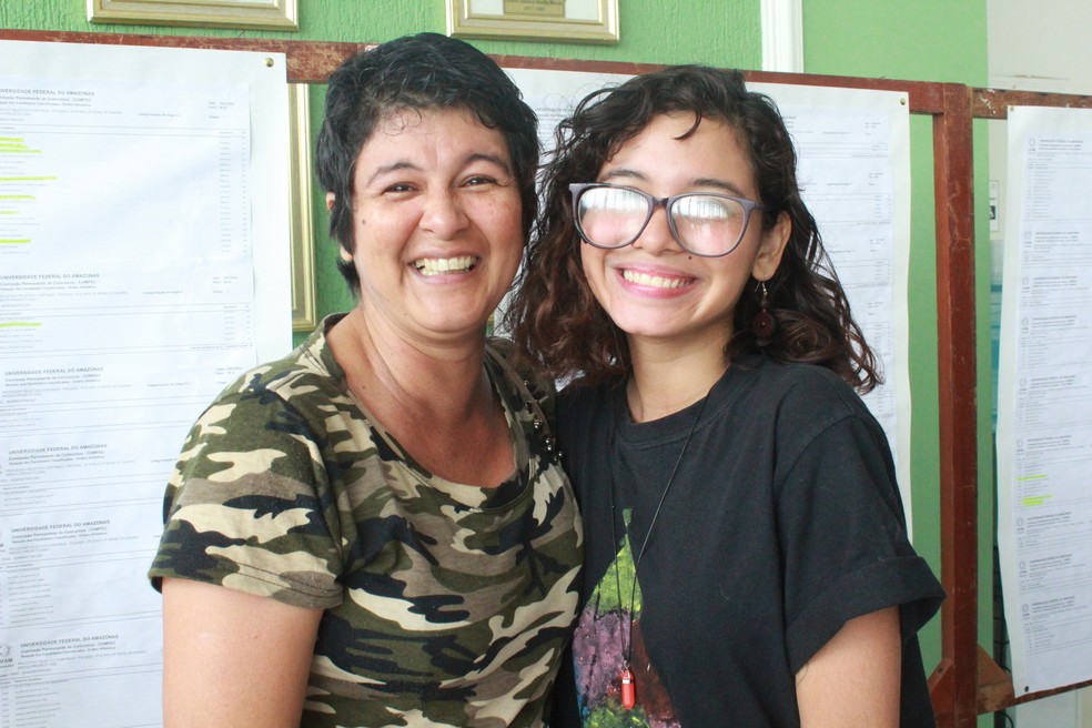 Professora Osmarcila Reis, de 44 anos e a filha, Júlia Noemia, de 18 anos — Foto: Eliana Nascimento/G1 AM 
