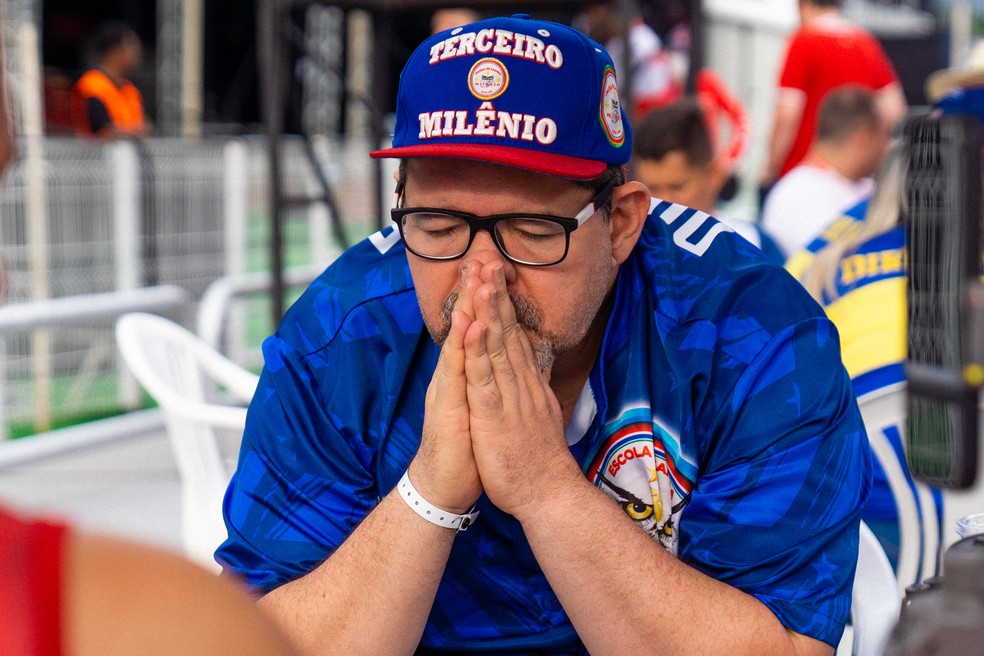 Integrante da Estrela do Terceiro Milênio apreensivo durante apuração do carnaval 2023 em SP — Foto: Luiz Gabriel Franco/g1