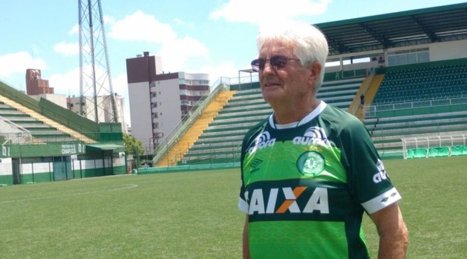 Altair Zanella, um dos fundadores da Chapecoense, se emociona ao falar do time  (Foto:  Luiz Barp/Agência O Globo  )