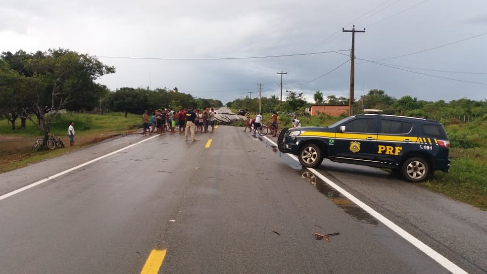 ManifestaÃ§Ã£o na BR-402 apÃ³s atropelamento de crianÃ§a (Foto: DivulgaÃ§Ã£o / PRF)