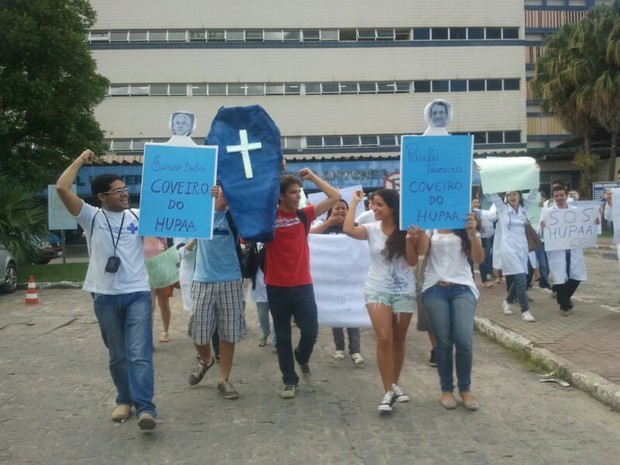 Protesto seguiu em direção à reitoria da Ufal com um caixão, simbolizando a morte do HU (Foto: Roberta Cólen/G1)