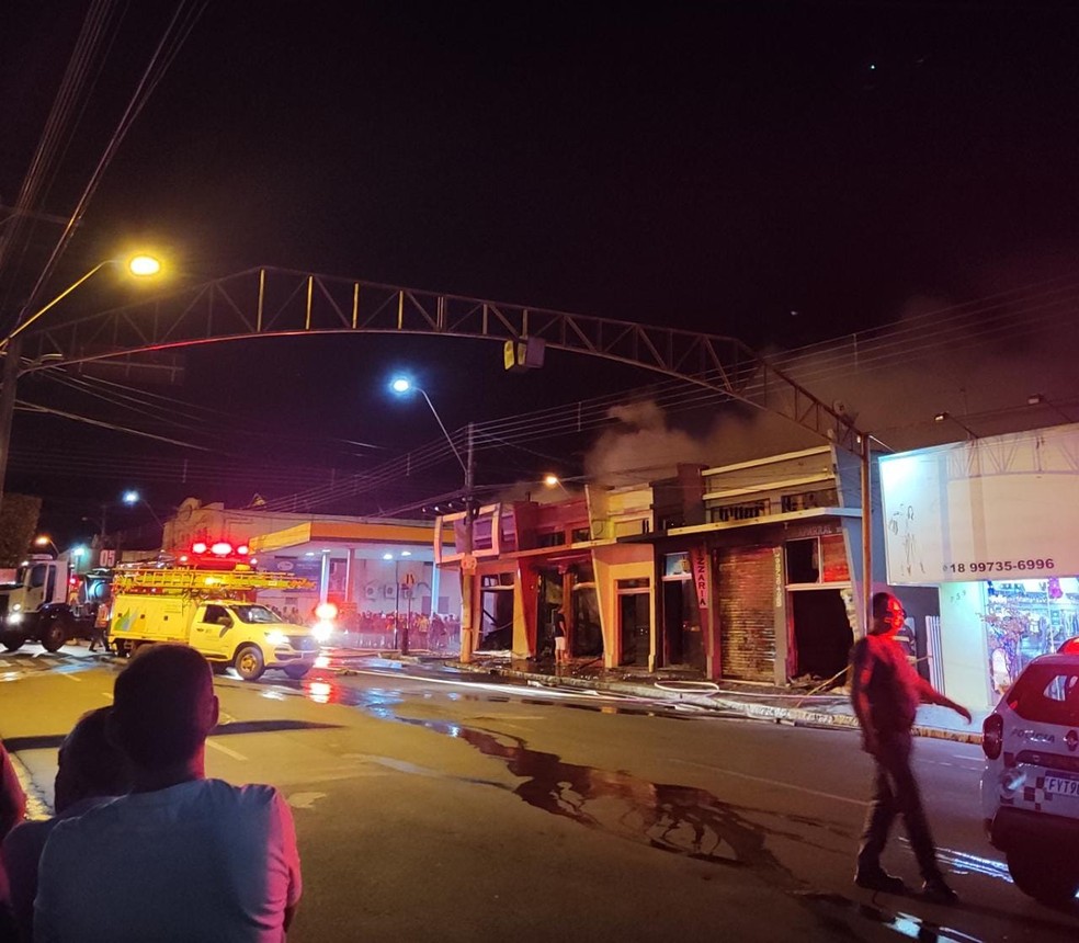 Incêndio atingiu cinco lojas na Avenida Nove de Julho, em Tupi Paulista — Foto: Edmar Machado Ramos