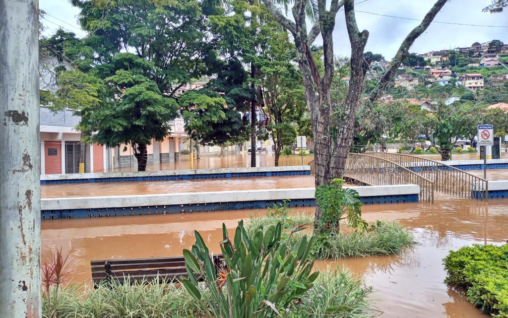 Tromba d´água inunda BR-354 e invade casas no bairro Córrego das Pedras, em Pouso Alto — Foto: Defesa Civil
