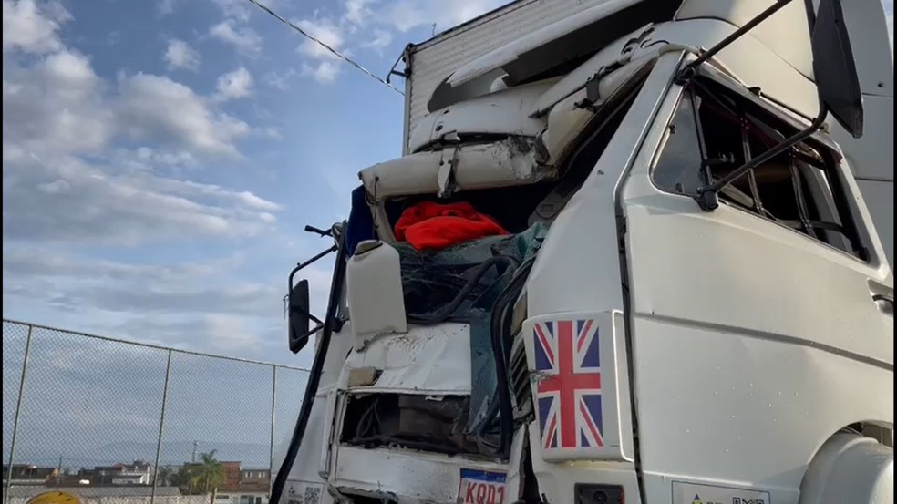 Motorista do caminhão ficou ferido e precisou ser socorrido ao Hospital Irmã Dulce após a colisão. — Foto: Reprodução/ Matheus Croce/ g1