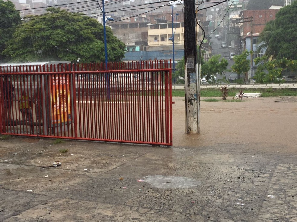 Alagamento na Avenida Vasco da Gama, em Salvador, na manhã desta quarta-feira (Foto: Henrique Oliveira/Arquivo Pessoal)
