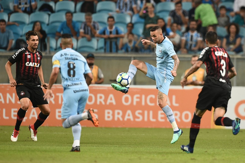 Luan chutou sete vezes ao gol do Atlético-PR (Foto: Wesley Santos/Agência PressDigital)