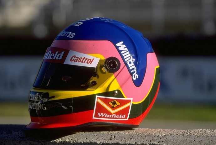 Colorido, o casco de Jacques Villeneuve fazia referência ao usado por seu pai, que havia sido desenhado pela mãe, Joann (Foto: Getty Images)