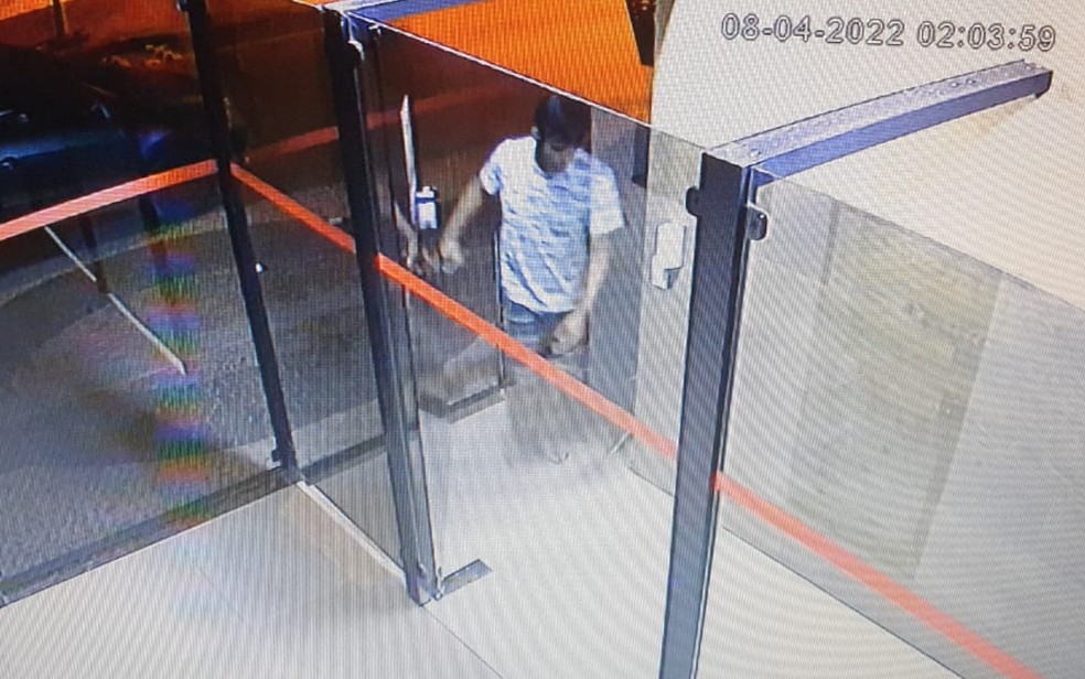 Advogado Luiz Eduardo Vilaça chega de madrugada ao prédio em que ex-namorada médica mora, em Goiânia — Foto: Reprodução/TV Anhanguera