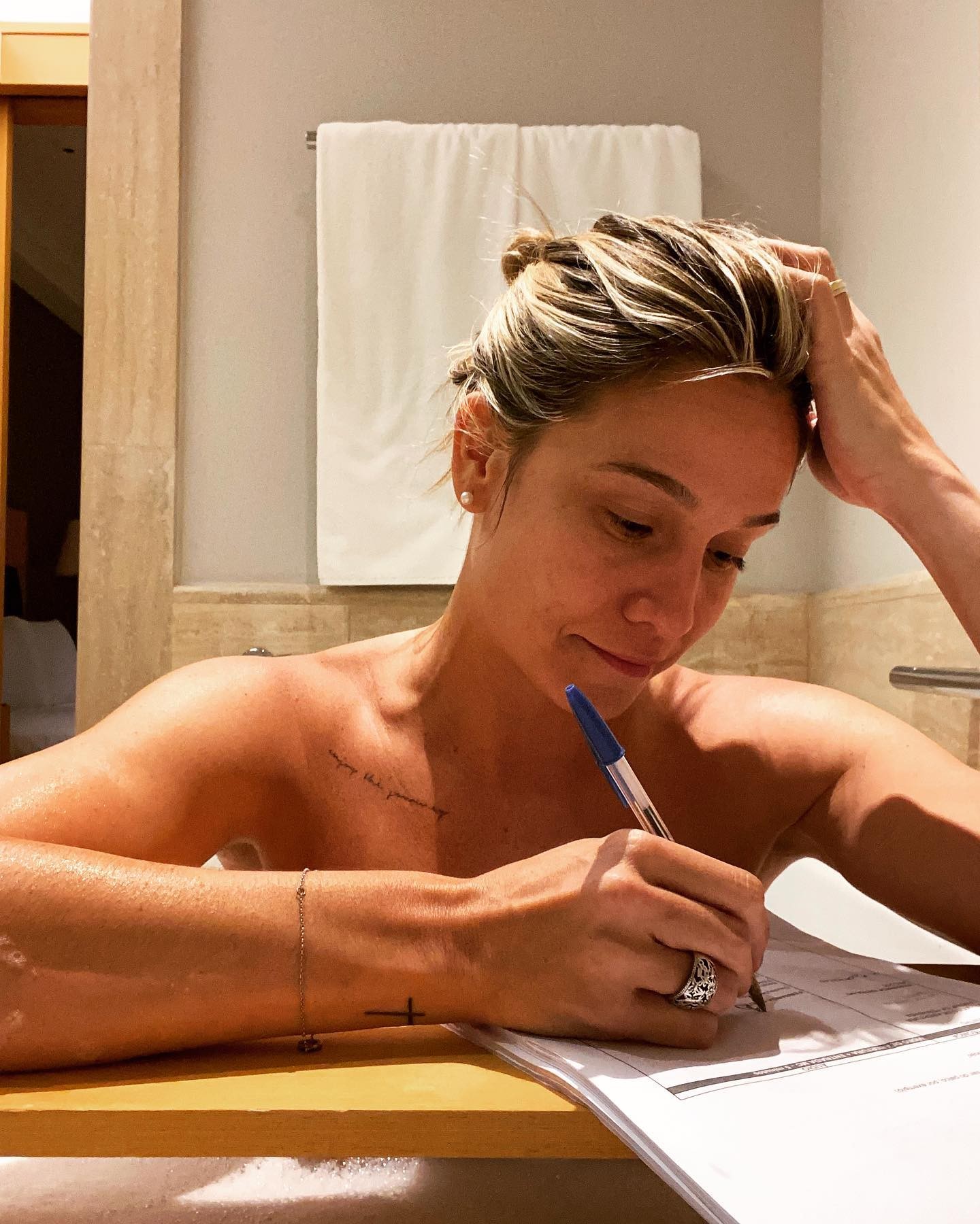 Fernanda Gentil trabalha dentro de banheira e cita Viih Tube (Foto: Reprodução / Instagram)