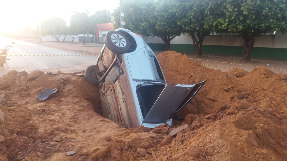 Carro caiu em buraco de obra em CÃ¡cares (Foto: Paulo Rufino/Arquivo pessoal)