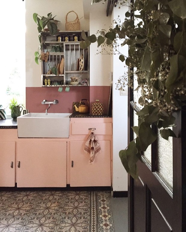 Décor do dia: cozinha antiga, rosa e com alma atual (Foto: reprodução)