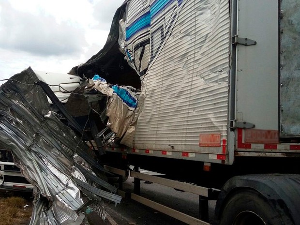 Acidente entre carro e carretas na BR-101, na Bahia (Foto: Fábio santos/ A Voz da Bahia)