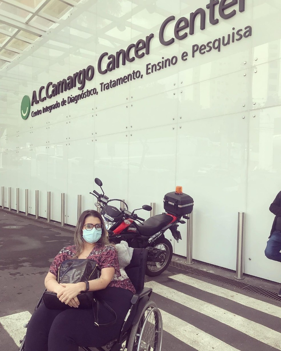 Karina no Hospital A.C. Camargo Câncer Center, em São Paulo — Foto: Arquivo pessoal
