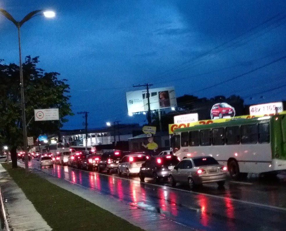 Após a chuva, avenida Constantino Nery continuou com o fluxo de carros intenso — Foto: Lincoln Ferreira