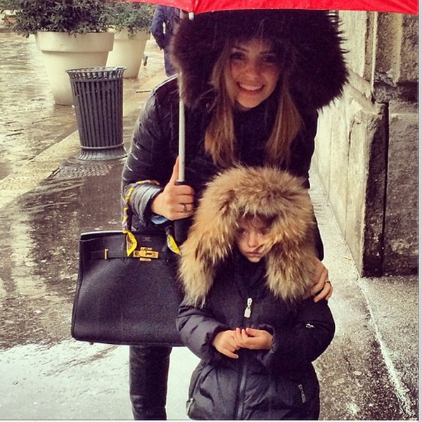 Carol Celico e a filha, Isabella, se protegendo da chuva em Milão (Foto: Reprodução/Instagram)