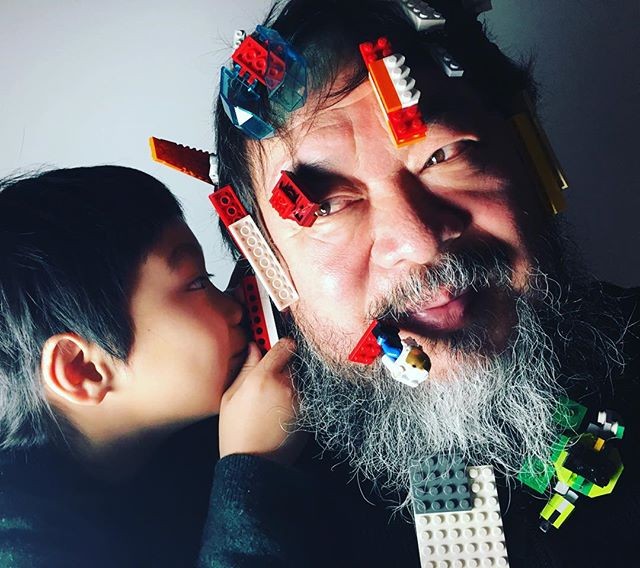 Ai Weiwei e seu filho (Foto: Reprodução/Instagram)