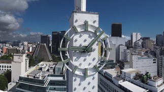 Relógios construídos em altos de prédios. Na foto, o relógio do antigo prédio da Mesbla, no Passeio Público.  — Foto: Márcia Foletto / Agência O Globo