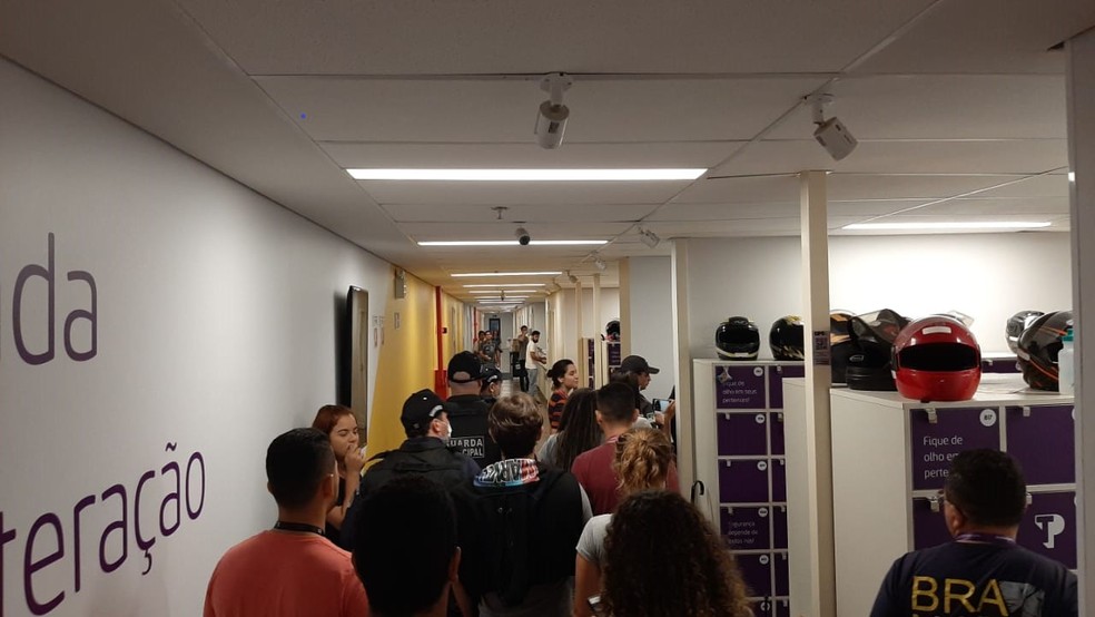 Pol&iacute;cia Militar constata que empresa de telemarketing n&atilde;o est&aacute; cumprindo decreto que estabelece dist&acirc;ncia m&iacute;nima entre os trabalhadores &mdash; Foto: Cedida
