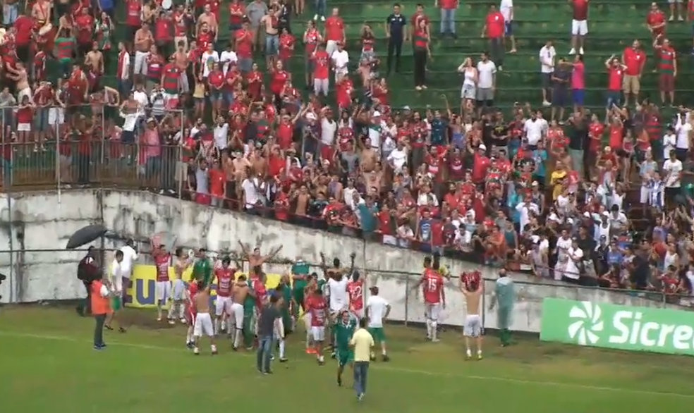 Jogadores da Lusa festejam a vaga com a torcida no Canindé (Foto: Reprodução/FPF TV)