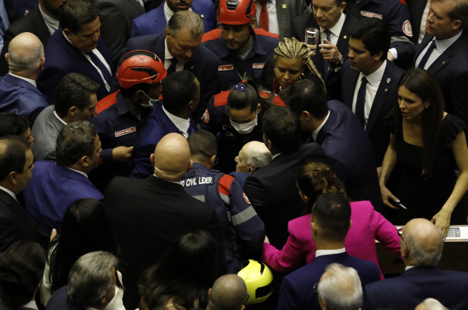 Benedito Lira, pai do presidente da Câmara Federal, Arthur Lira, passa mal no Plenário da Casa.  — Foto: Cristiano Mariz