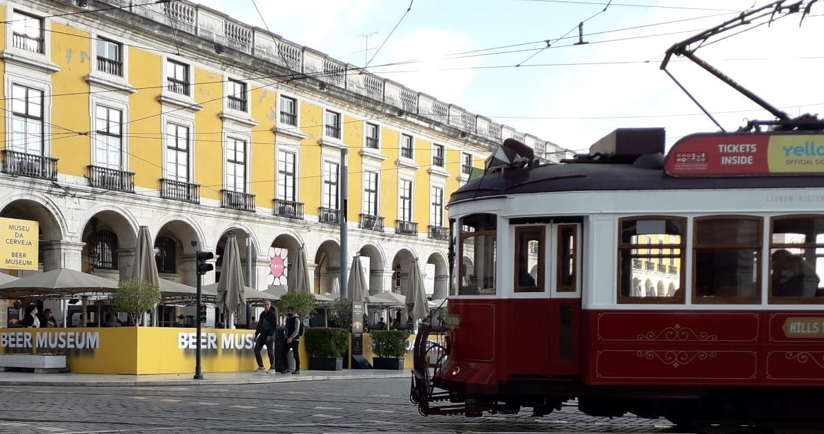 Bondinho cruza a Praça do Comércio, em Lisboa
