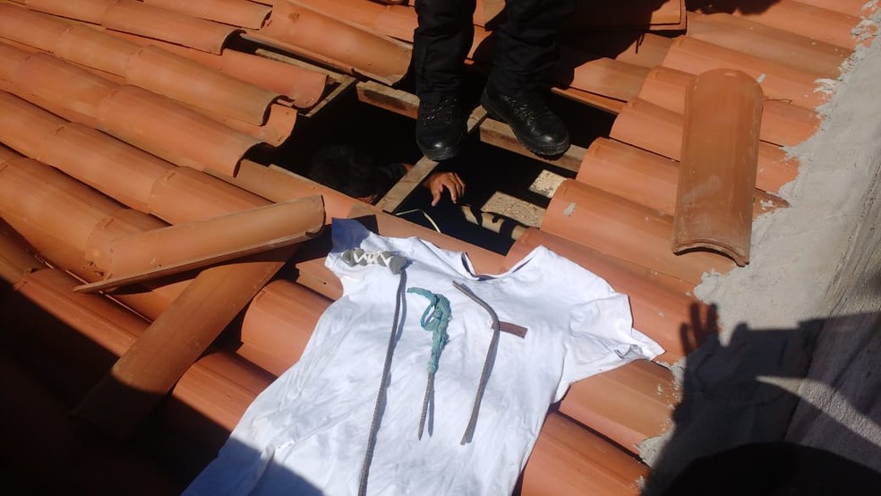 Buraco aberto no teto pelos presos da Cadeia PÃºblica de MossorÃ³; 14 fugiram (Foto: Cedida)