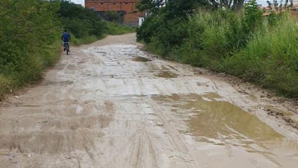Carros de aplicativo costumam cancelar corridas na rua por causa da lama. — Foto: Jackson Souza
