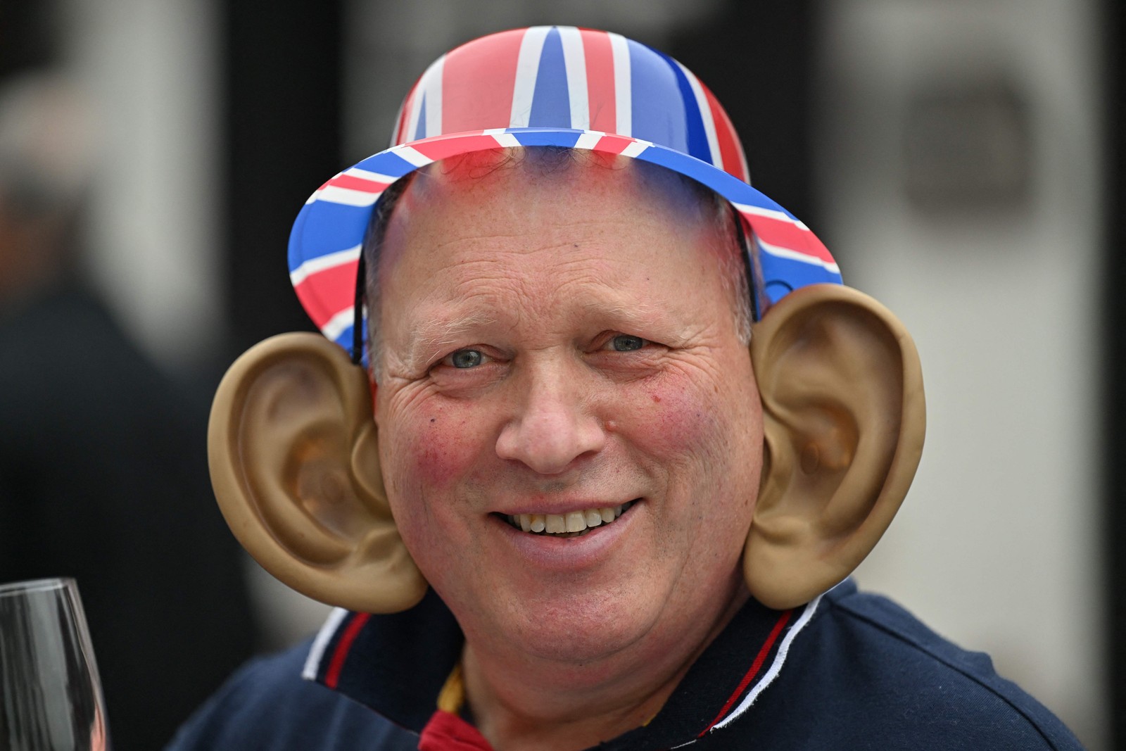 Homem usa um chapéu orelhas grandes em Alfriston — Foto: GLYN KIRK / AFP