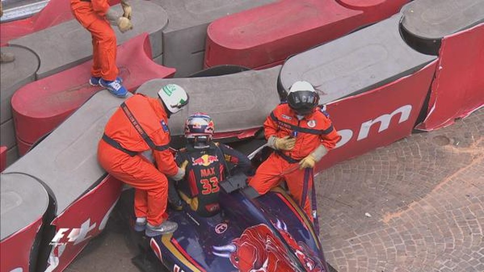 Max Verstappen sai do carro da STR após forte batida no GP de Mônaco — Foto: Divulgação