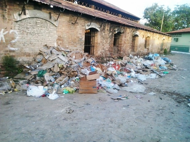 Lixo despejado no Engenho Central em Pindaré-Mirim (Foto: Wanderson dos Santos Silva / Vc no G1)