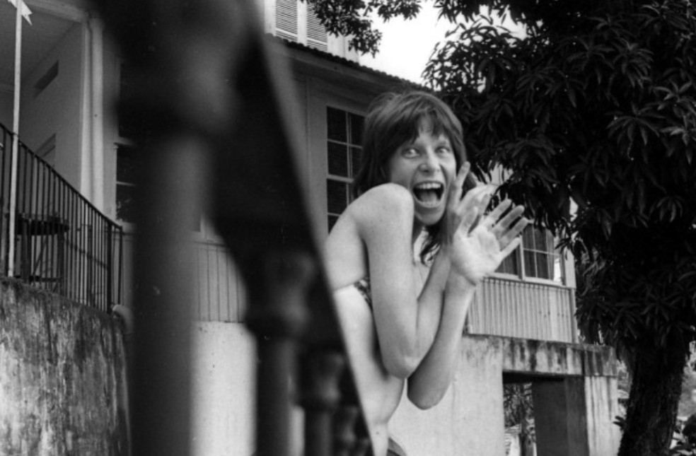 Rita Lee faz graça durante ensaio fotográfico produzido em 1975 e até hoje inédito — Foto: José Vidal/Agência O GLOBO