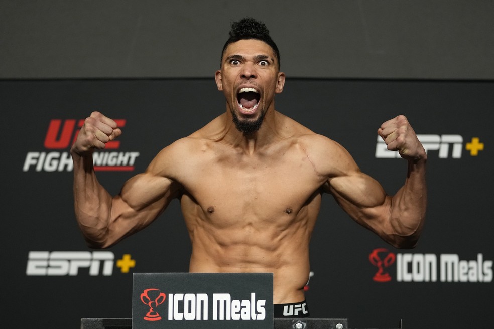 Johnny Walker pesagem UFC Walker x Hill — Foto: Getty Images