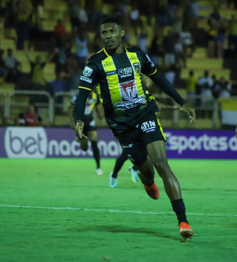 Lelê comemora gol pelo Volta Redonda — Foto: Daniel Silva
