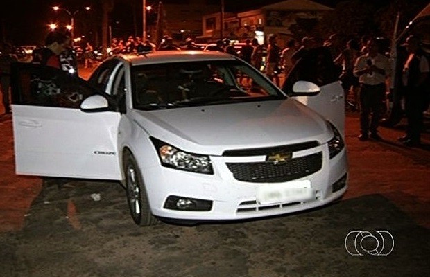 Carro em que trio estava foi alvejado por mais de dez disparos (Foto: Reprodução/TV Anhanguera)