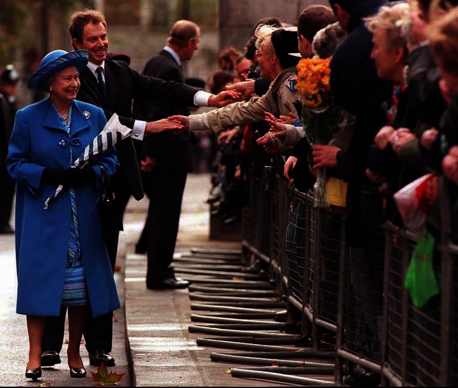 Rainha Elizabeth II saúda os súditos ao lado do então premier Tony Blair, do lado de fora da Abadia de Westminster, em 1997