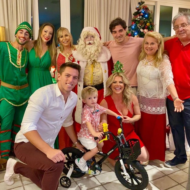 Karina Bacchi e Amaury Nunes comemoram com o filho, Enrico, e família (Foto: Reprodução/Instagram)