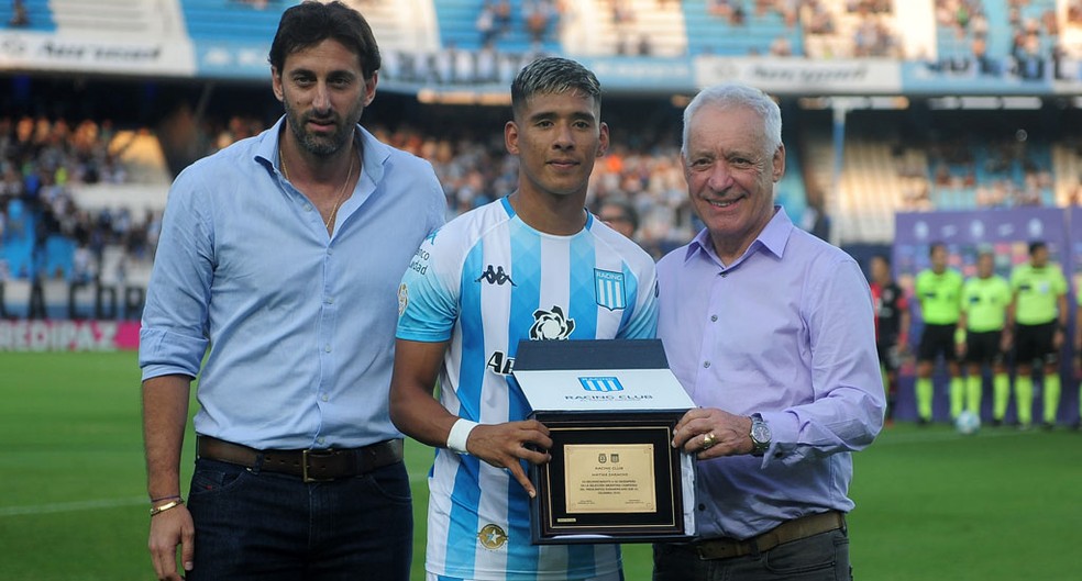 Diego Milito, à esquerda, e Víctor Blanco, presidente, à direita, fazem homenagem a Zaracho, vendido ao Atlético-MG — Foto: Divulgação/Racing