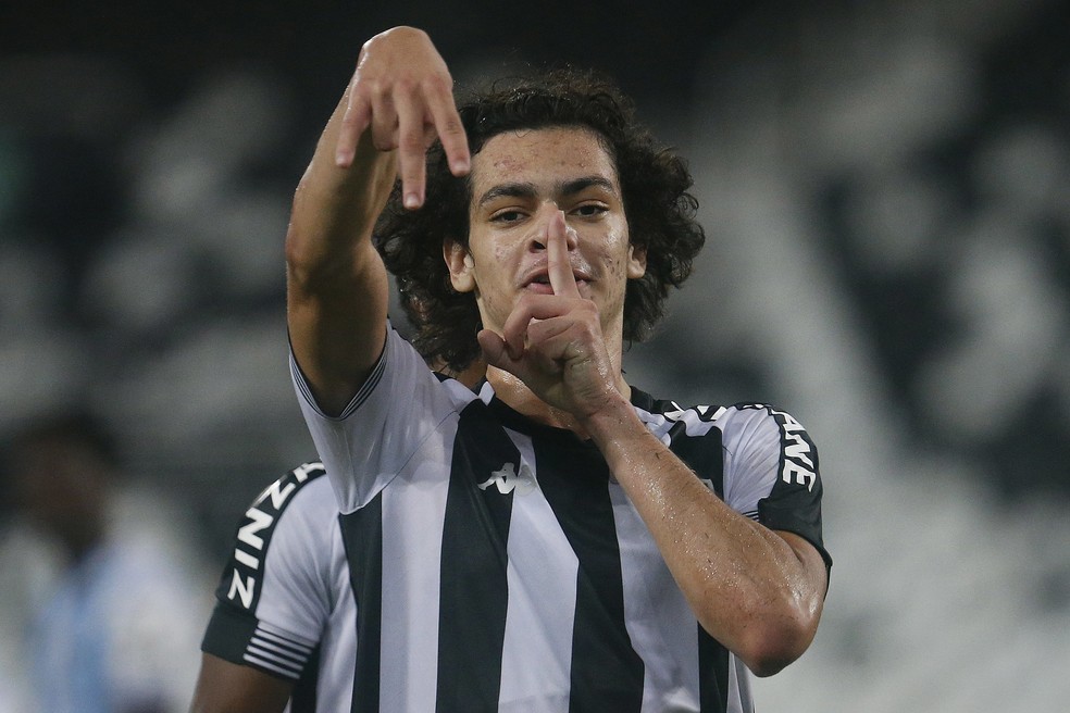 Matheus Nascimento comemora primeiro gol como profissional do Botafogo — Foto: Vitor Silva/Botafogo