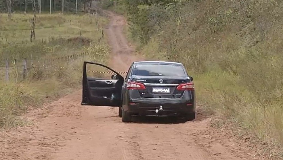 Carro onde as vítimas estavam foi abandonado pelos criminosos em Santa Cruz do Rio Pardo  — Foto: TV TEM/ Reprodução 