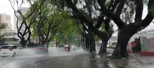 curitiba tem chuva de granizo e ruas alagadas por temporal parana g1
