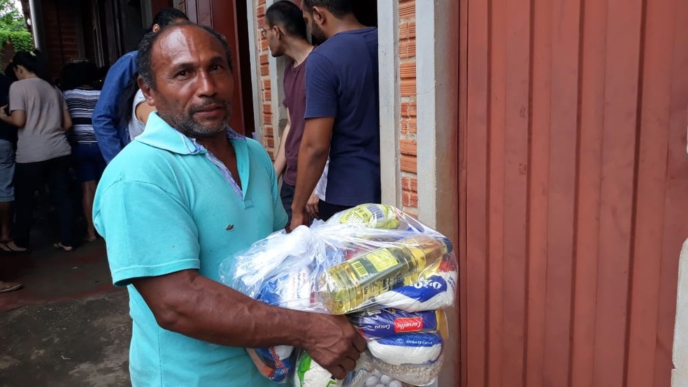 Moradores atingidos pela tragÃ©dia recebem alimentos no Parque RodoviÃ¡rio.  â Foto: Gilcilene AraÃºjo/G1
