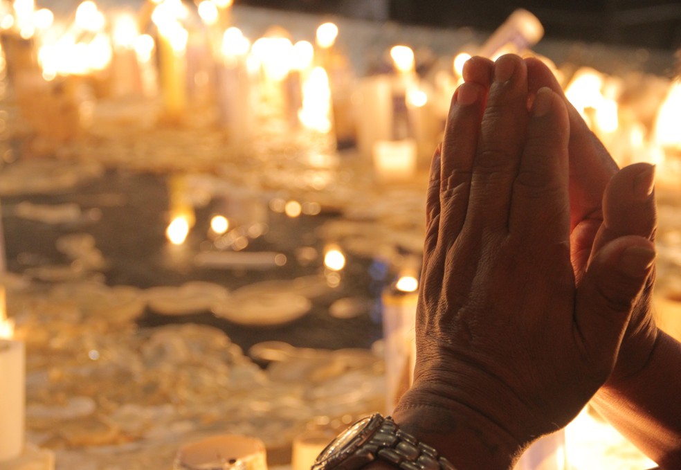 Fi&Atilde;&copy;is fazem pedidos e agradecem milagres alcan&Atilde;&sect;ados atribu&Atilde;&shy;dos &Atilde;&nbsp; Santa &acirc;?? Foto: Carlos Santos/G1