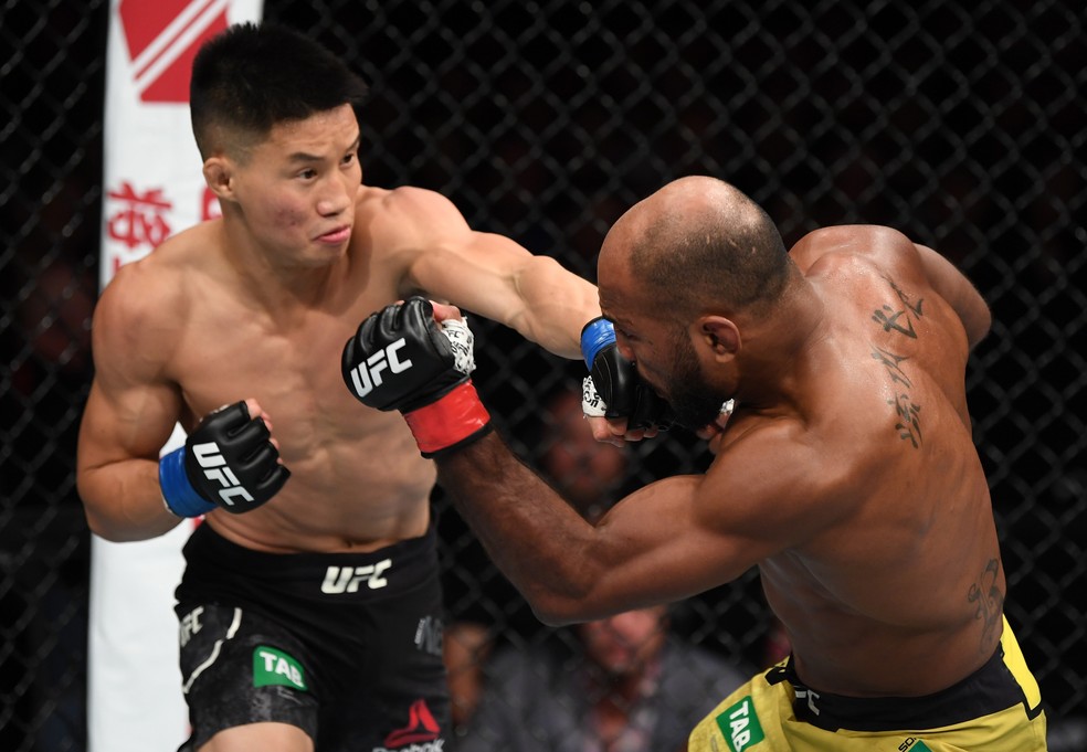 Wilson Reis e Ben Nguyen trocaram alguns golpes no centro do octógono no UFC Adelaide — Foto: Getty Images