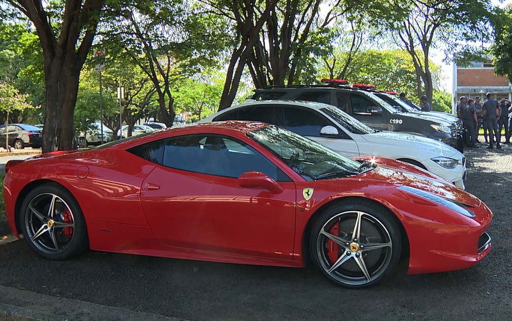 Modelos Ferrari e BMW apreendidos pela Operação Ouro Verde, em Campinas (Foto: José Braz/EPTV)