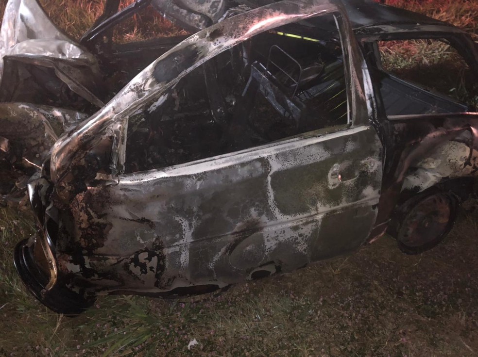 Veículo ficou destruído após o acidente em Olímpia — Foto: Corpo de Bombeiros de Olímpia/Divulgação