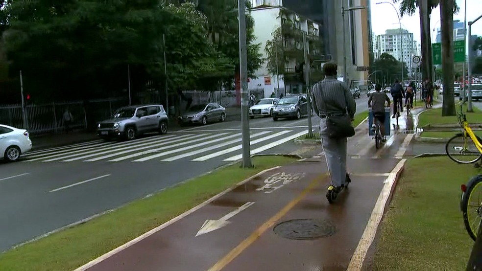 Pessoas usam patinete sem capacete na manhã desta quarta-feira (29) na ciclovia da Av. Faria Lima, em São Paulo — Foto: Reprodução/GloboNews