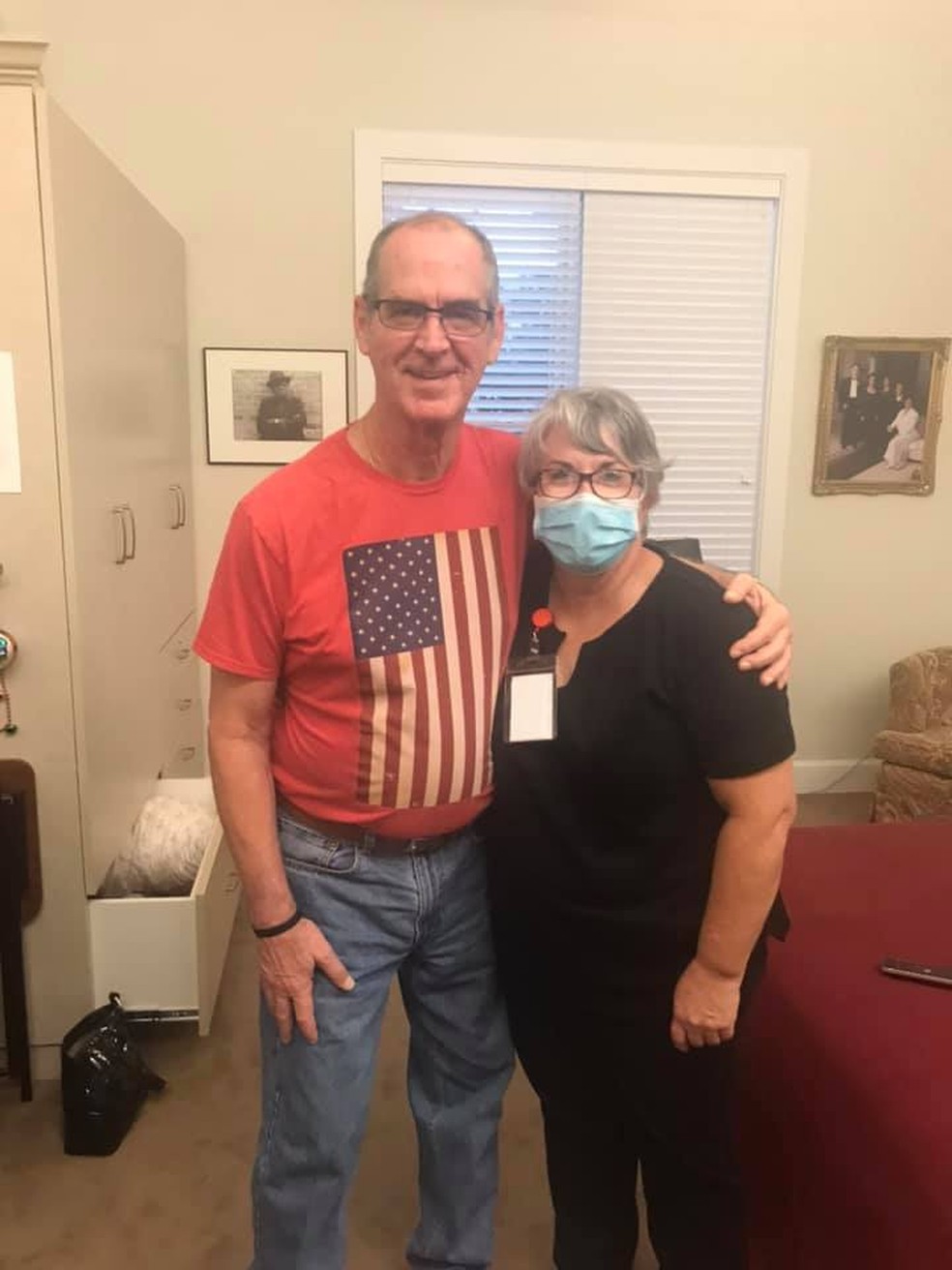 Mary Daniel abraça o marido Steve após ela começar a trabalhar na clínica em que ele estava internado por conta do Alzheimer — Foto: Reprodução/Facebook/marysdaniel - aquitemtrabalho.com.br